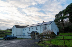 -- Huge -- 5-bedroom home & Private Gym by Tailored Accommodation